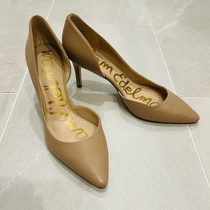Never worn Sam Edelman nude pointed toe pumps with open side detail, size 7!